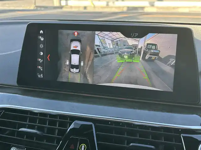 ＢＭＷ ５２３ｉ Mスポーツ 京都府 2018(平30)年 3.2万km アルピンホワイトⅢ  純正ナビ/　・フルセグTV /　・BTオーディオ/　・CD/DVD再生/　・AM/FM/　・全方位カメラ/ インテリジェントセーフティ/　・衝突警告ブレーキ/　・車線逸脱警告/　・車線逸脱アシスト/　・車線変更警告/　・側面衝突警告/　・アダクティブクルーズコントロール/　・F/Rソナー/ 前席パワーシート/ D席メモリシート/ ステアリング電動チルト/ パドルシフト/ ステアリングリモコン/ アンビエントライト/ フロアマット/ 電動格納ミラー/ パワーバックドア/ 純正19インチアルミホイール/ LEDヘッドライト/ フォグライト/ バックフォグライト
