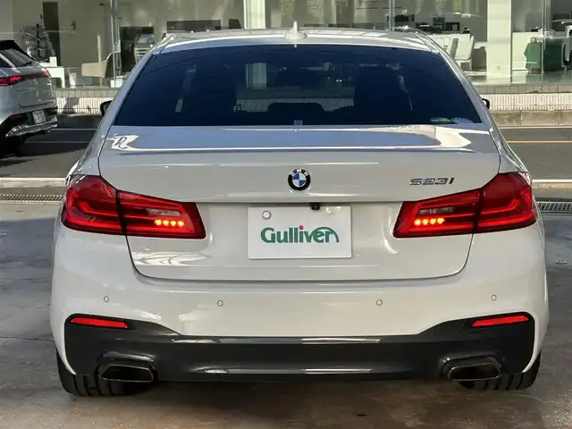 ＢＭＷ ５２３ｉ Mスポーツ 京都府 2018(平30)年 3.2万km アルピンホワイトⅢ  純正ナビ/　・フルセグTV /　・BTオーディオ/　・CD/DVD再生/　・AM/FM/　・全方位カメラ/ インテリジェントセーフティ/　・衝突警告ブレーキ/　・車線逸脱警告/　・車線逸脱アシスト/　・車線変更警告/　・側面衝突警告/　・アダクティブクルーズコントロール/　・F/Rソナー/ 前席パワーシート/ D席メモリシート/ ステアリング電動チルト/ パドルシフト/ ステアリングリモコン/ アンビエントライト/ フロアマット/ 電動格納ミラー/ パワーバックドア/ 純正19インチアルミホイール/ LEDヘッドライト/ フォグライト/ バックフォグライト