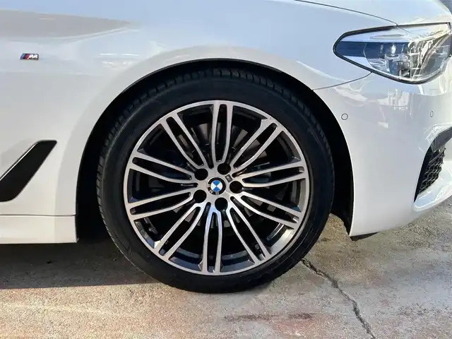ＢＭＷ ５２３ｉ Mスポーツ 京都府 2018(平30)年 3.2万km アルピンホワイトⅢ  純正ナビ/　・フルセグTV /　・BTオーディオ/　・CD/DVD再生/　・AM/FM/　・全方位カメラ/ インテリジェントセーフティ/　・衝突警告ブレーキ/　・車線逸脱警告/　・車線逸脱アシスト/　・車線変更警告/　・側面衝突警告/　・アダクティブクルーズコントロール/　・F/Rソナー/ 前席パワーシート/ D席メモリシート/ ステアリング電動チルト/ パドルシフト/ ステアリングリモコン/ アンビエントライト/ フロアマット/ 電動格納ミラー/ パワーバックドア/ 純正19インチアルミホイール/ LEDヘッドライト/ フォグライト/ バックフォグライト