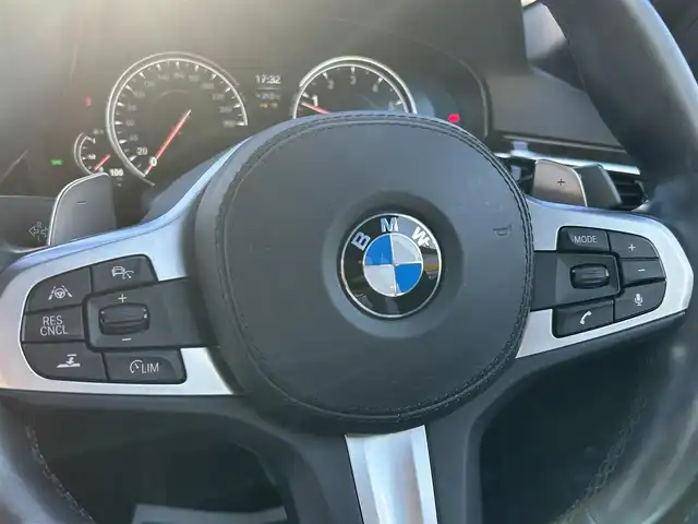 ＢＭＷ ５２３ｉ Mスポーツ 京都府 2018(平30)年 3.2万km アルピンホワイトⅢ  純正ナビ/　・フルセグTV /　・BTオーディオ/　・CD/DVD再生/　・AM/FM/　・全方位カメラ/ インテリジェントセーフティ/　・衝突警告ブレーキ/　・車線逸脱警告/　・車線逸脱アシスト/　・車線変更警告/　・側面衝突警告/　・アダクティブクルーズコントロール/　・F/Rソナー/ 前席パワーシート/ D席メモリシート/ ステアリング電動チルト/ パドルシフト/ ステアリングリモコン/ アンビエントライト/ フロアマット/ 電動格納ミラー/ パワーバックドア/ 純正19インチアルミホイール/ LEDヘッドライト/ フォグライト/ バックフォグライト
