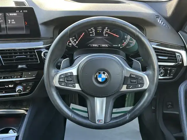 ＢＭＷ ５２３ｉ Mスポーツ 京都府 2018(平30)年 3.2万km アルピンホワイトⅢ  純正ナビ/　・フルセグTV /　・BTオーディオ/　・CD/DVD再生/　・AM/FM/　・全方位カメラ/ インテリジェントセーフティ/　・衝突警告ブレーキ/　・車線逸脱警告/　・車線逸脱アシスト/　・車線変更警告/　・側面衝突警告/　・アダクティブクルーズコントロール/　・F/Rソナー/ 前席パワーシート/ D席メモリシート/ ステアリング電動チルト/ パドルシフト/ ステアリングリモコン/ アンビエントライト/ フロアマット/ 電動格納ミラー/ パワーバックドア/ 純正19インチアルミホイール/ LEDヘッドライト/ フォグライト/ バックフォグライト