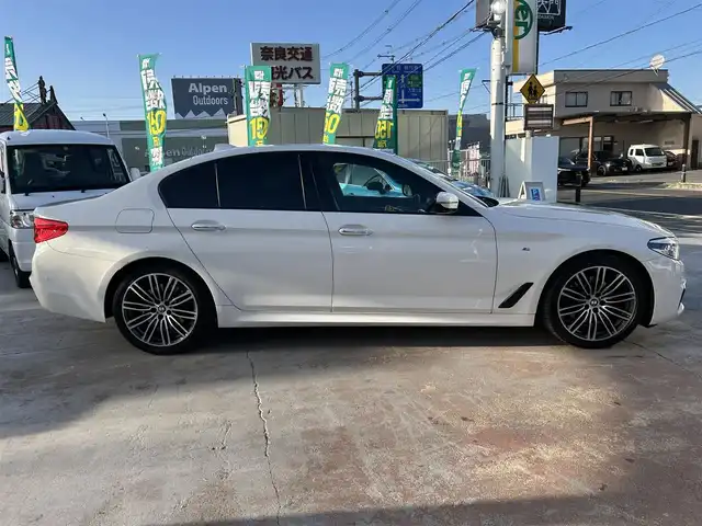 ＢＭＷ ５２３ｉ Mスポーツ 京都府 2018(平30)年 3.2万km アルピンホワイトⅢ  純正ナビ/　・フルセグTV /　・BTオーディオ/　・CD/DVD再生/　・AM/FM/　・全方位カメラ/ インテリジェントセーフティ/　・衝突警告ブレーキ/　・車線逸脱警告/　・車線逸脱アシスト/　・車線変更警告/　・側面衝突警告/　・アダクティブクルーズコントロール/　・F/Rソナー/ 前席パワーシート/ D席メモリシート/ ステアリング電動チルト/ パドルシフト/ ステアリングリモコン/ アンビエントライト/ フロアマット/ 電動格納ミラー/ パワーバックドア/ 純正19インチアルミホイール/ LEDヘッドライト/ フォグライト/ バックフォグライト