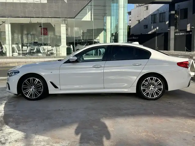 ＢＭＷ ５２３ｉ Mスポーツ 京都府 2018(平30)年 3.2万km アルピンホワイトⅢ  純正ナビ/　・フルセグTV /　・BTオーディオ/　・CD/DVD再生/　・AM/FM/　・全方位カメラ/ インテリジェントセーフティ/　・衝突警告ブレーキ/　・車線逸脱警告/　・車線逸脱アシスト/　・車線変更警告/　・側面衝突警告/　・アダクティブクルーズコントロール/　・F/Rソナー/ 前席パワーシート/ D席メモリシート/ ステアリング電動チルト/ パドルシフト/ ステアリングリモコン/ アンビエントライト/ フロアマット/ 電動格納ミラー/ パワーバックドア/ 純正19インチアルミホイール/ LEDヘッドライト/ フォグライト/ バックフォグライト
