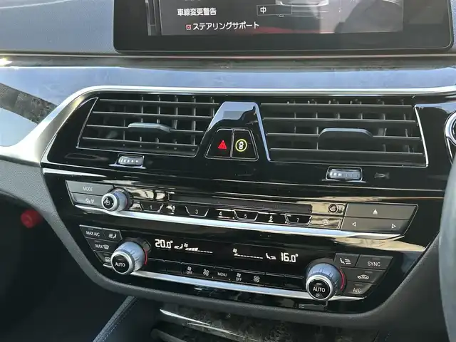 ＢＭＷ ５２３ｉ Mスポーツ 京都府 2018(平30)年 3.2万km アルピンホワイトⅢ  純正ナビ/　・フルセグTV /　・BTオーディオ/　・CD/DVD再生/　・AM/FM/　・全方位カメラ/ インテリジェントセーフティ/　・衝突警告ブレーキ/　・車線逸脱警告/　・車線逸脱アシスト/　・車線変更警告/　・側面衝突警告/　・アダクティブクルーズコントロール/　・F/Rソナー/ 前席パワーシート/ D席メモリシート/ ステアリング電動チルト/ パドルシフト/ ステアリングリモコン/ アンビエントライト/ フロアマット/ 電動格納ミラー/ パワーバックドア/ 純正19インチアルミホイール/ LEDヘッドライト/ フォグライト/ バックフォグライト