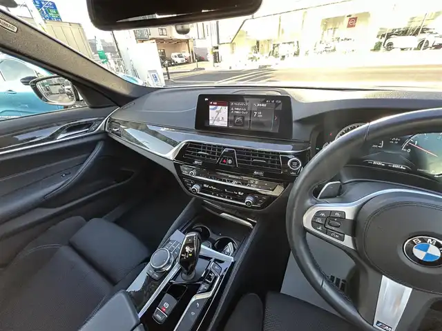ＢＭＷ ５２３ｉ Mスポーツ 京都府 2018(平30)年 3.2万km アルピンホワイトⅢ  純正ナビ/　・フルセグTV /　・BTオーディオ/　・CD/DVD再生/　・AM/FM/　・全方位カメラ/ インテリジェントセーフティ/　・衝突警告ブレーキ/　・車線逸脱警告/　・車線逸脱アシスト/　・車線変更警告/　・側面衝突警告/　・アダクティブクルーズコントロール/　・F/Rソナー/ 前席パワーシート/ D席メモリシート/ ステアリング電動チルト/ パドルシフト/ ステアリングリモコン/ アンビエントライト/ フロアマット/ 電動格納ミラー/ パワーバックドア/ 純正19インチアルミホイール/ LEDヘッドライト/ フォグライト/ バックフォグライト