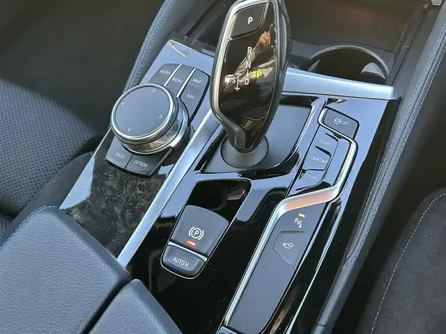 ＢＭＷ ５２３ｉ Mスポーツ 京都府 2018(平30)年 3.2万km アルピンホワイトⅢ  純正ナビ/　・フルセグTV /　・BTオーディオ/　・CD/DVD再生/　・AM/FM/　・全方位カメラ/ インテリジェントセーフティ/　・衝突警告ブレーキ/　・車線逸脱警告/　・車線逸脱アシスト/　・車線変更警告/　・側面衝突警告/　・アダクティブクルーズコントロール/　・F/Rソナー/ 前席パワーシート/ D席メモリシート/ ステアリング電動チルト/ パドルシフト/ ステアリングリモコン/ アンビエントライト/ フロアマット/ 電動格納ミラー/ パワーバックドア/ 純正19インチアルミホイール/ LEDヘッドライト/ フォグライト/ バックフォグライト