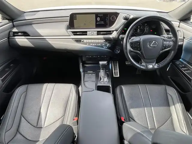 レクサス ＥＳ 300h Fスポーツ 東京都 2019(令1)年 6万km ホワイトノーヴァガラスフレーク サンルーフ/Lexus Safety System＋/・プリクラッシュセーフティ/・レーントレーシングアシスト/・オートマチックハイビーム/・レーダークルーズコントロール/・ブラインドスポットモニター/・パーキングサポートブレーキ/純正12.3型ナビ/CD/DVD/BT/AM/FM/バックカメラ/レザーシート/シートヒーター/ベンチレーション/三連眼LEDヘッドライト/デジタルインナーミラー/パワートランク/前方ドライブレコーダー/ビルトインETC2.0/純正19インチAW/（タイヤ：2024年製）/保証書・取説・スペアキー
