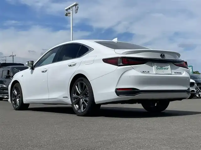 レクサス ＥＳ 300h Fスポーツ 東京都 2019(令1)年 6万km ホワイトノーヴァガラスフレーク サンルーフ/Lexus Safety System＋/・プリクラッシュセーフティ/・レーントレーシングアシスト/・オートマチックハイビーム/・レーダークルーズコントロール/・ブラインドスポットモニター/・パーキングサポートブレーキ/純正12.3型ナビ/CD/DVD/BT/AM/FM/バックカメラ/レザーシート/シートヒーター/ベンチレーション/三連眼LEDヘッドライト/デジタルインナーミラー/パワートランク/前方ドライブレコーダー/ビルトインETC2.0/純正19インチAW/（タイヤ：2024年製）/保証書・取説・スペアキー