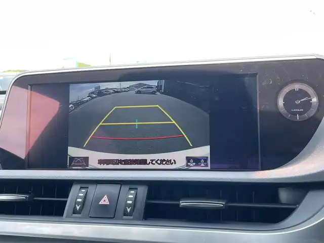 レクサス ＥＳ 300h Fスポーツ 東京都 2019(令1)年 6万km ホワイトノーヴァガラスフレーク サンルーフ/Lexus Safety System＋/・プリクラッシュセーフティ/・レーントレーシングアシスト/・オートマチックハイビーム/・レーダークルーズコントロール/・ブラインドスポットモニター/・パーキングサポートブレーキ/純正12.3型ナビ/CD/DVD/BT/AM/FM/バックカメラ/レザーシート/シートヒーター/ベンチレーション/三連眼LEDヘッドライト/デジタルインナーミラー/パワートランク/前方ドライブレコーダー/ビルトインETC2.0/純正19インチAW/（タイヤ：2024年製）/保証書・取説・スペアキー