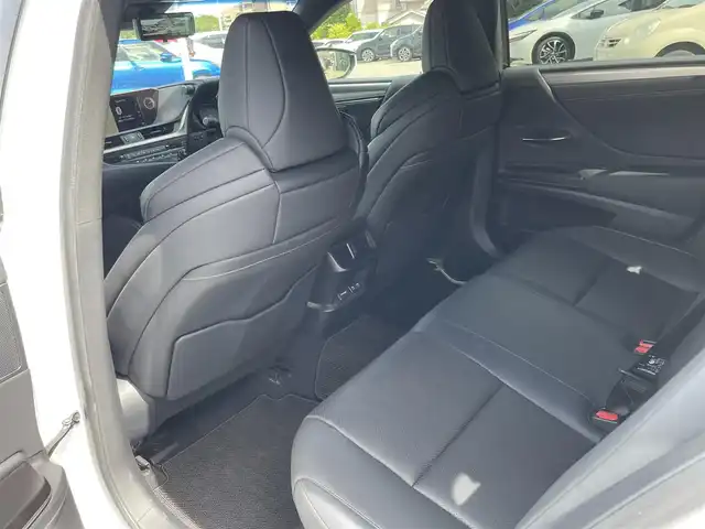 レクサス ＥＳ 300h Fスポーツ 東京都 2019(令1)年 6万km ホワイトノーヴァガラスフレーク サンルーフ/Lexus Safety System＋/・プリクラッシュセーフティ/・レーントレーシングアシスト/・オートマチックハイビーム/・レーダークルーズコントロール/・ブラインドスポットモニター/・パーキングサポートブレーキ/純正12.3型ナビ/CD/DVD/BT/AM/FM/バックカメラ/レザーシート/シートヒーター/ベンチレーション/三連眼LEDヘッドライト/デジタルインナーミラー/パワートランク/前方ドライブレコーダー/ビルトインETC2.0/純正19インチAW/（タイヤ：2024年製）/保証書・取説・スペアキー