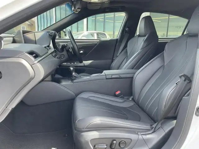 レクサス ＥＳ 300h Fスポーツ 東京都 2019(令1)年 6万km ホワイトノーヴァガラスフレーク サンルーフ/Lexus Safety System＋/・プリクラッシュセーフティ/・レーントレーシングアシスト/・オートマチックハイビーム/・レーダークルーズコントロール/・ブラインドスポットモニター/・パーキングサポートブレーキ/純正12.3型ナビ/CD/DVD/BT/AM/FM/バックカメラ/レザーシート/シートヒーター/ベンチレーション/三連眼LEDヘッドライト/デジタルインナーミラー/パワートランク/前方ドライブレコーダー/ビルトインETC2.0/純正19インチAW/（タイヤ：2024年製）/保証書・取説・スペアキー