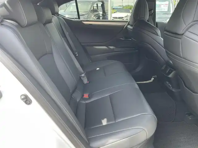 レクサス ＥＳ 300h Fスポーツ 東京都 2019(令1)年 6万km ホワイトノーヴァガラスフレーク サンルーフ/Lexus Safety System＋/・プリクラッシュセーフティ/・レーントレーシングアシスト/・オートマチックハイビーム/・レーダークルーズコントロール/・ブラインドスポットモニター/・パーキングサポートブレーキ/純正12.3型ナビ/CD/DVD/BT/AM/FM/バックカメラ/レザーシート/シートヒーター/ベンチレーション/三連眼LEDヘッドライト/デジタルインナーミラー/パワートランク/前方ドライブレコーダー/ビルトインETC2.0/純正19インチAW/（タイヤ：2024年製）/保証書・取説・スペアキー