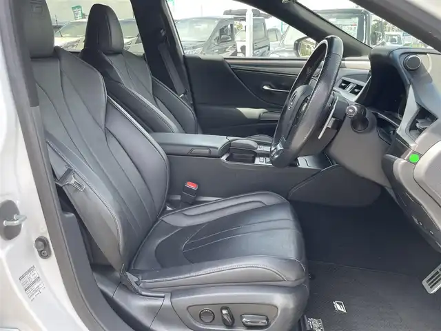 レクサス ＥＳ 300h Fスポーツ 東京都 2019(令1)年 6万km ホワイトノーヴァガラスフレーク サンルーフ/Lexus Safety System＋/・プリクラッシュセーフティ/・レーントレーシングアシスト/・オートマチックハイビーム/・レーダークルーズコントロール/・ブラインドスポットモニター/・パーキングサポートブレーキ/純正12.3型ナビ/CD/DVD/BT/AM/FM/バックカメラ/レザーシート/シートヒーター/ベンチレーション/三連眼LEDヘッドライト/デジタルインナーミラー/パワートランク/前方ドライブレコーダー/ビルトインETC2.0/純正19インチAW/（タイヤ：2024年製）/保証書・取説・スペアキー