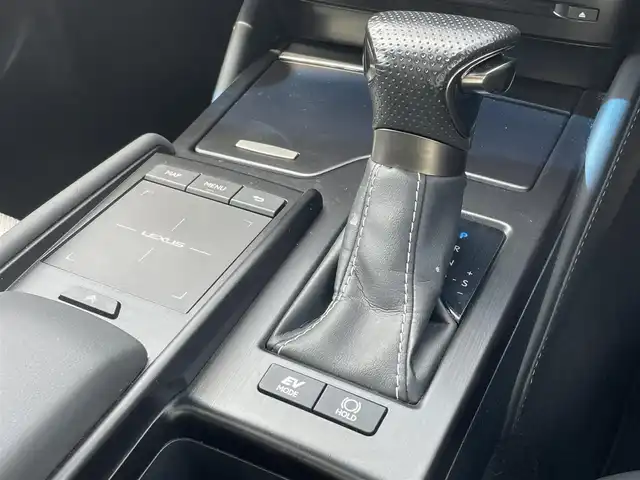 レクサス ＥＳ 300h Fスポーツ 東京都 2019(令1)年 6万km ホワイトノーヴァガラスフレーク サンルーフ/Lexus Safety System＋/・プリクラッシュセーフティ/・レーントレーシングアシスト/・オートマチックハイビーム/・レーダークルーズコントロール/・ブラインドスポットモニター/・パーキングサポートブレーキ/純正12.3型ナビ/CD/DVD/BT/AM/FM/バックカメラ/レザーシート/シートヒーター/ベンチレーション/三連眼LEDヘッドライト/デジタルインナーミラー/パワートランク/前方ドライブレコーダー/ビルトインETC2.0/純正19インチAW/（タイヤ：2024年製）/保証書・取説・スペアキー