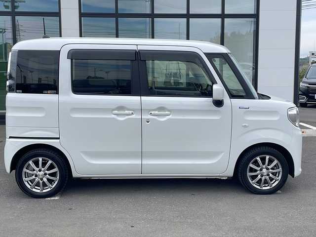 スズキ スペーシア HYBRID X 道東・釧路十勝 2022(令4)年 6.4万km ピュアホワイトP ・４WD/・純正9インチナビ/（フルセグTV Bluetooth CD DVD USB ）/・全周囲カメラ/・衝突軽減ブレーキサポート/・車線逸脱防止機能/・コーナーセンサー/・両側パワースライドドア/・後席サーキュレーター/・後席サンシェード/・運転席、助手席シートヒーター/・ステアリングスイッチ/・アイドリングストップ/・社外前方ドライブレコーダー/・オートライト/・ハイビームアシスト/・ヘッドライトレベライザー/・ドアバイザー/・フルオートエアコン/・電動格納ミラー/・スマートキー/・プッシュスタート/・社外14インチアルミホイール/・スチールホイール付夏タイヤ積込