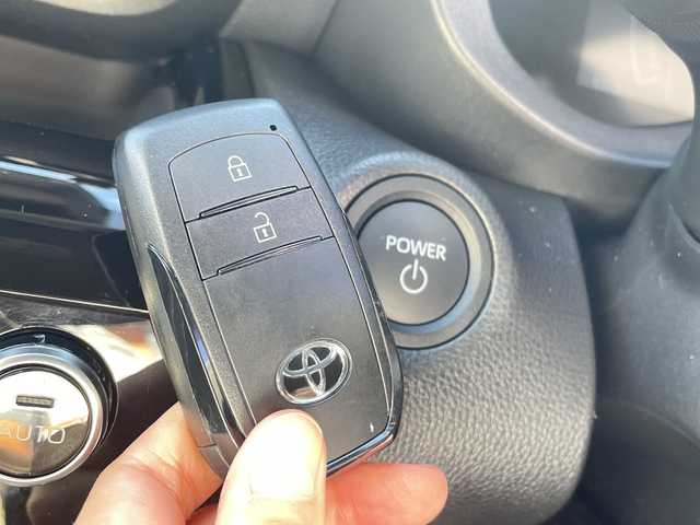 トヨタ ヤリスクロス ハイブリッド Z 沖縄県 2024(令6)年 0.9万km マッシブグレー 純正ディスプレイオーディオ/ステアリングスイッチ/Ｂｌｕｅｔｏｏｔｈ/バックカメラ/全周囲カメラ/アイドリングストップ/クルーズコントロール/プッシュスタート/ETC/スマートキー/パワーシート/シートヒーター/衝突被害軽減システム/ＢＳＭ/電子サイドブレーキ/オートホールド/ハンドルヒーター/ドライブレコーダー/禁煙車