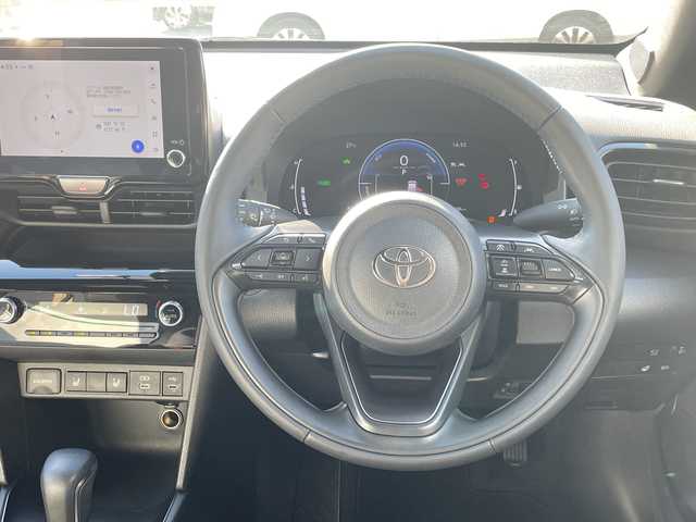 トヨタ ヤリスクロス ハイブリッド Z 沖縄県 2024(令6)年 0.9万km マッシブグレー 純正ディスプレイオーディオ/ステアリングスイッチ/Ｂｌｕｅｔｏｏｔｈ/バックカメラ/全周囲カメラ/アイドリングストップ/クルーズコントロール/プッシュスタート/ETC/スマートキー/パワーシート/シートヒーター/衝突被害軽減システム/ＢＳＭ/電子サイドブレーキ/オートホールド/ハンドルヒーター/ドライブレコーダー/禁煙車