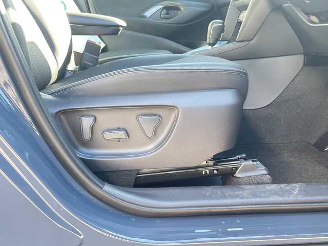 トヨタ ヤリスクロス ハイブリッド Z 沖縄県 2024(令6)年 0.9万km マッシブグレー 純正ディスプレイオーディオ/ステアリングスイッチ/Ｂｌｕｅｔｏｏｔｈ/バックカメラ/全周囲カメラ/アイドリングストップ/クルーズコントロール/プッシュスタート/ETC/スマートキー/パワーシート/シートヒーター/衝突被害軽減システム/ＢＳＭ/電子サイドブレーキ/オートホールド/ハンドルヒーター/ドライブレコーダー/禁煙車