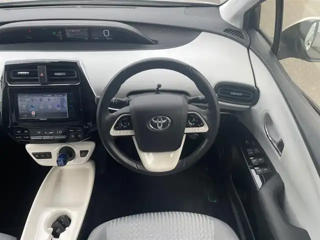 トヨタ プリウス Sセーフティプラス 愛媛県 2018(平30)年 8万km スティールブロンドM KENWOODナビ　/AM/FM/CD/DVD/BT/フルセグTV　/バックカメラ　/トヨタセーフティセンス/レーダークルーズコントロール/車線逸脱防止装置/衝突被害軽減装置/先進車発進お知らせ装置/横滑り防止装置/オートマチックハイビーム/ドライブレコーダー　/シンプルインテリジェントパーキングアシスト　/ETC/ISOFIX/純正ドアバイザー/現状サマー(純正AW)(195/65/R１５)/DUNLOP ENASAVE