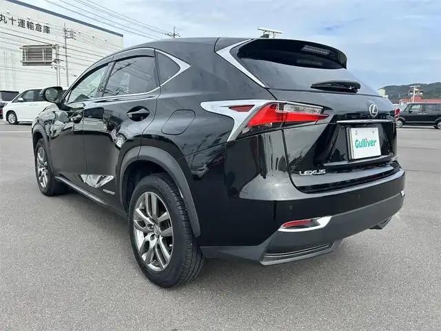 レクサス ＮＸ 300h Iパッケージ 岡山県 2015(平27)年 12.7万km スターライトブラックガラスフレーク 登録時走行距離126821km/純正ナビ/フルセグTV(AM.FM.CD.DVD.TV.BT)/バックカメラ/ビルトインETC/ブラインドスポットモニター/デジタルインナーミラー/シートヒーター/ステアリングヒーター/クリアランスソナー/衝突軽減ブレーキ/レーダークルーズコントロール/レーンキープアシスト/オートライト/アイドリングストップ/パワーバックドア/18インチ純正AW/純正フロアマット/プッシュスタート