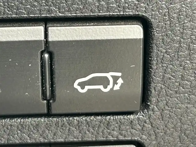 レクサス ＮＸ 300h Iパッケージ 岡山県 2015(平27)年 12.7万km スターライトブラックガラスフレーク 登録時走行距離126821km/純正ナビ/フルセグTV(AM.FM.CD.DVD.TV.BT)/バックカメラ/ビルトインETC/ブラインドスポットモニター/デジタルインナーミラー/シートヒーター/ステアリングヒーター/クリアランスソナー/衝突軽減ブレーキ/レーダークルーズコントロール/レーンキープアシスト/オートライト/アイドリングストップ/パワーバックドア/18インチ純正AW/純正フロアマット/プッシュスタート