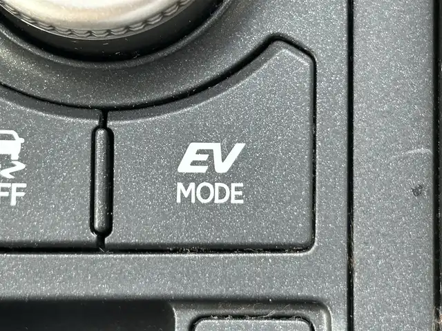 レクサス ＮＸ 300h Iパッケージ 岡山県 2015(平27)年 12.7万km スターライトブラックガラスフレーク 登録時走行距離126821km/純正ナビ/フルセグTV(AM.FM.CD.DVD.TV.BT)/バックカメラ/ビルトインETC/ブラインドスポットモニター/デジタルインナーミラー/シートヒーター/ステアリングヒーター/クリアランスソナー/衝突軽減ブレーキ/レーダークルーズコントロール/レーンキープアシスト/オートライト/アイドリングストップ/パワーバックドア/18インチ純正AW/純正フロアマット/プッシュスタート