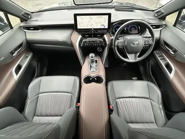 トヨタ ハリアー ハイブリッド Z 愛知県 2023(令5)年 3万km スレートグレーメタリック ワンオーナー/メーカーオプション12.3型ナビ【Bluetooth FM AM フルセグ】/JBLサウンドシステム/デジタルインナーミラー/ヘッドアップディスプレイ/全方位カメラ/ビルトインETC2.0/ドライブレコーダー/アダプティブクルーズコントロール/衝突軽減ブレーキ/レーンキープアシスト/車両接近通報装置/ブラインドスポットモニター/リアクロストラフィックアラート/パーキングサポートブレーキ/ロードサインアシスト/ブレーキホールド/LEDヘッドライト/オートライト/オートマチックハイビーム/フォグランプ/パワーシート/ハーフレザーシート/電動リアゲート/スマートキー【スペア1本】/純正フロアマット/禁煙車