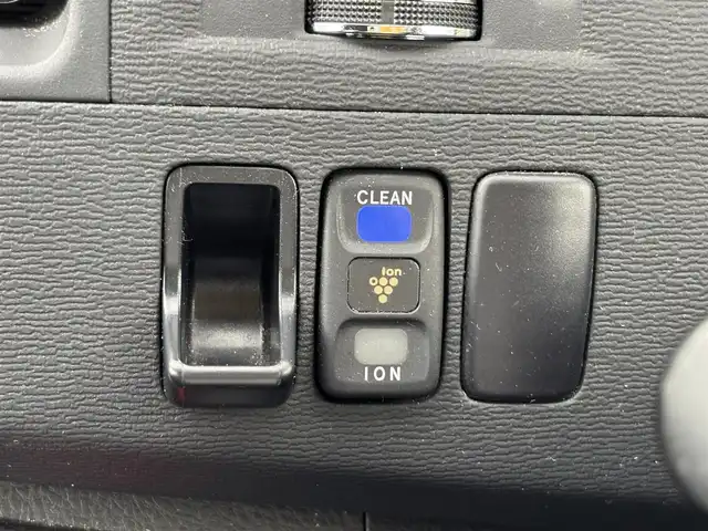 トヨタ アイシス プラタナ Vセレクション 福岡県 2011(平23)年 7.9万km ホワイトパールクリスタルシャイン プッシュスタートボタン/スマートキー/Bluetoothオーディオ/バックカメラ/フルセグTV/SDナビ（地図SDなし）/純正フロアマット/両側パワースライドドア/純正アルミホイール/オートライト