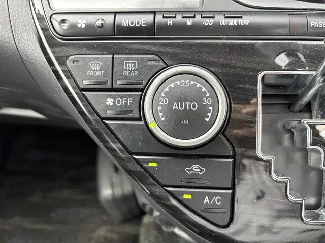 トヨタ アイシス プラタナ Vセレクション 福岡県 2011(平23)年 7.9万km ホワイトパールクリスタルシャイン プッシュスタートボタン/スマートキー/Bluetoothオーディオ/バックカメラ/フルセグTV/SDナビ（地図SDなし）/純正フロアマット/両側パワースライドドア/純正アルミホイール/オートライト