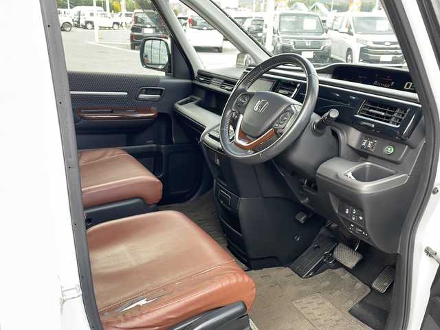 ホンダ ステップワゴン スパーダ ホンダセンシング 道東・釧路十勝 2017(平29)年 9.2万km ホワイトオーキッドパール ・4WD/・純正9インチSDナビ/(BT CD DVD フルセグ FM AM)/・バックカメラ/・純正11インチフリップダウンモニター/・クルーズコントロール/・両側パワースライドドア/・ヒーテッドドアミラー/・社外エンジンスターター/・電動格納ミラー/・パドルシフト/・ステアリングスイッチ/・革調シートカバー/・ホンダセンシング/・衝突軽減装置/・車線逸脱警報装置/・フロントワイパーデアイサー/・MTモード付AT/・オートライト/・LEDヘッドライト/・フォグライト/・スマートキー/・プッシュスタート/・純正１６インチアルミホイール