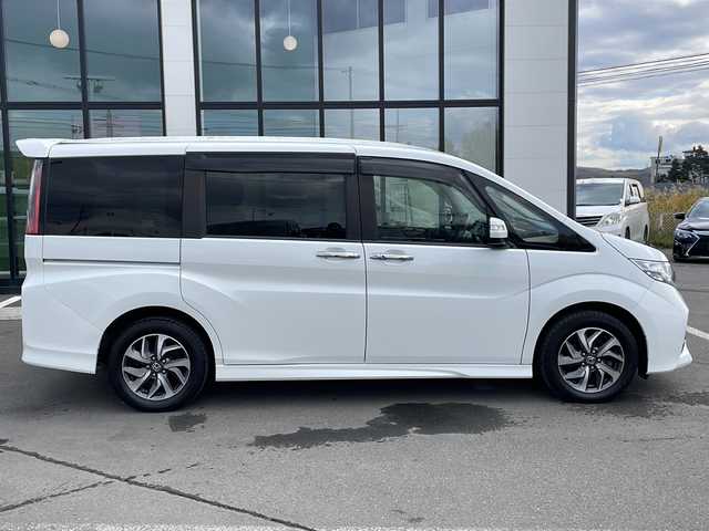 ホンダ ステップワゴン スパーダ ホンダセンシング 道東・釧路十勝 2017(平29)年 9.2万km ホワイトオーキッドパール ・4WD/・純正9インチSDナビ/(BT CD DVD フルセグ FM AM)/・バックカメラ/・純正11インチフリップダウンモニター/・クルーズコントロール/・両側パワースライドドア/・ヒーテッドドアミラー/・社外エンジンスターター/・電動格納ミラー/・パドルシフト/・ステアリングスイッチ/・革調シートカバー/・ホンダセンシング/・衝突軽減装置/・車線逸脱警報装置/・フロントワイパーデアイサー/・MTモード付AT/・オートライト/・LEDヘッドライト/・フォグライト/・スマートキー/・プッシュスタート/・純正１６インチアルミホイール