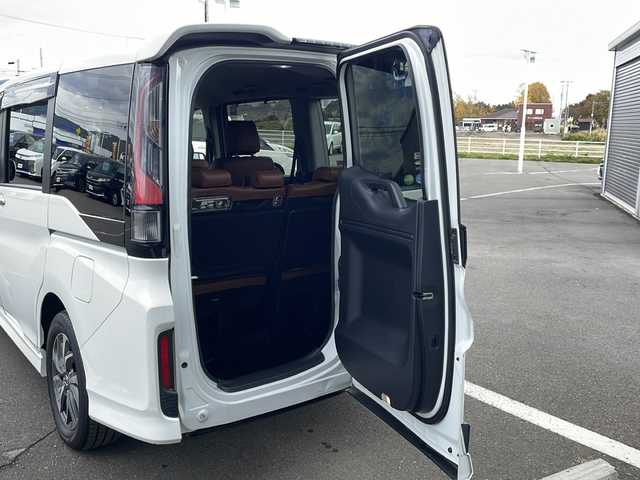 ホンダ ステップワゴン スパーダ ホンダセンシング 道東・釧路十勝 2017(平29)年 9.2万km ホワイトオーキッドパール ・4WD/・純正9インチSDナビ/(BT CD DVD フルセグ FM AM)/・バックカメラ/・純正11インチフリップダウンモニター/・クルーズコントロール/・両側パワースライドドア/・ヒーテッドドアミラー/・社外エンジンスターター/・電動格納ミラー/・パドルシフト/・ステアリングスイッチ/・革調シートカバー/・ホンダセンシング/・衝突軽減装置/・車線逸脱警報装置/・フロントワイパーデアイサー/・MTモード付AT/・オートライト/・LEDヘッドライト/・フォグライト/・スマートキー/・プッシュスタート/・純正１６インチアルミホイール