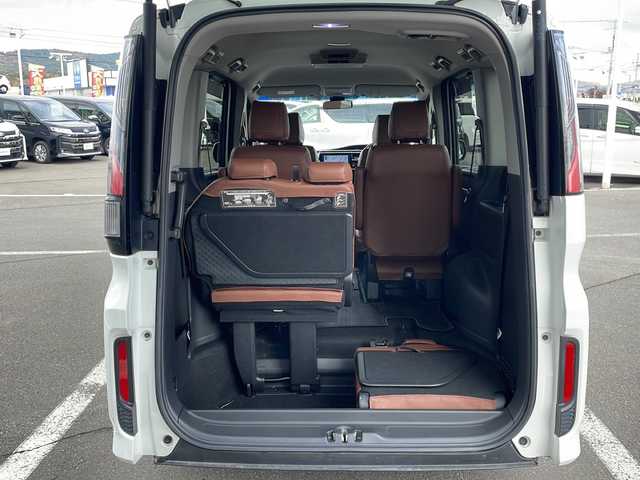 ホンダ ステップワゴン スパーダ ホンダセンシング 道東・釧路十勝 2017(平29)年 9.2万km ホワイトオーキッドパール ・4WD/・純正9インチSDナビ/(BT CD DVD フルセグ FM AM)/・バックカメラ/・純正11インチフリップダウンモニター/・クルーズコントロール/・両側パワースライドドア/・ヒーテッドドアミラー/・社外エンジンスターター/・電動格納ミラー/・パドルシフト/・ステアリングスイッチ/・革調シートカバー/・ホンダセンシング/・衝突軽減装置/・車線逸脱警報装置/・フロントワイパーデアイサー/・MTモード付AT/・オートライト/・LEDヘッドライト/・フォグライト/・スマートキー/・プッシュスタート/・純正１６インチアルミホイール