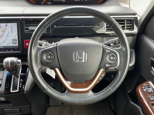 ホンダ ステップワゴン スパーダ ホンダセンシング 道東・釧路十勝 2017(平29)年 9.2万km ホワイトオーキッドパール ・4WD/・純正9インチSDナビ/(BT CD DVD フルセグ FM AM)/・バックカメラ/・純正11インチフリップダウンモニター/・クルーズコントロール/・両側パワースライドドア/・ヒーテッドドアミラー/・社外エンジンスターター/・電動格納ミラー/・パドルシフト/・ステアリングスイッチ/・革調シートカバー/・ホンダセンシング/・衝突軽減装置/・車線逸脱警報装置/・フロントワイパーデアイサー/・MTモード付AT/・オートライト/・LEDヘッドライト/・フォグライト/・スマートキー/・プッシュスタート/・純正１６インチアルミホイール