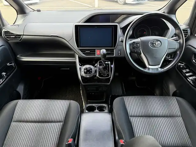 トヨタ ヴォクシー ZS 煌Ⅱ 奈良県 2019(平31)年 4.3万km ブラック 7人乗り/モデリスタ(フロントスポイラー)/TOYOTAセーフティセンス/・プリクラッシュセーフティ/(歩行者[昼]検知機能付衝突回避支援タイプ//レーザーレーダー＋単眼カメラ方式)/・レーンディパーチャアラート/・オートマチックハイビーム/先行車発進お知らせ機能/パーキングサポートブレーキ(前後方静止物)/純正１０型ナビ　型式：NSZN-Z68T/【フルセグTV、DVD再生可、BT対応】/ステアリングスイッチ/フロント、バックカメラ/純正フリップダウンリヤモニター/純正ドライブレコーダー/ビルトインETC2.0/クルーズコントロール/両側パワースライドドア/アイドリングストップ/横滑り防止装置/電動格納ミラー/純正フロアマット/オートライト/LEDヘッドライト/LEDフォグ/純正17インチアルミホイール