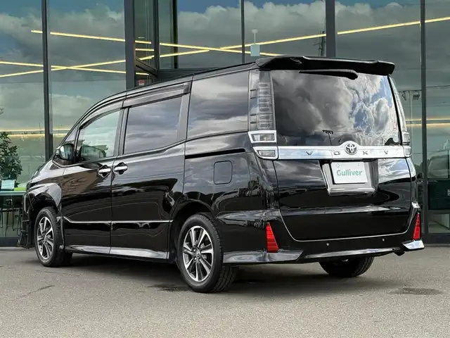 トヨタ ヴォクシー ZS 煌Ⅱ 奈良県 2019(平31)年 4.3万km ブラック 7人乗り/モデリスタ(フロントスポイラー)/TOYOTAセーフティセンス/・プリクラッシュセーフティ/(歩行者[昼]検知機能付衝突回避支援タイプ//レーザーレーダー＋単眼カメラ方式)/・レーンディパーチャアラート/・オートマチックハイビーム/先行車発進お知らせ機能/パーキングサポートブレーキ(前後方静止物)/純正１０型ナビ　型式：NSZN-Z68T/【フルセグTV、DVD再生可、BT対応】/ステアリングスイッチ/フロント、バックカメラ/純正フリップダウンリヤモニター/純正ドライブレコーダー/ビルトインETC2.0/クルーズコントロール/両側パワースライドドア/アイドリングストップ/横滑り防止装置/電動格納ミラー/純正フロアマット/オートライト/LEDヘッドライト/LEDフォグ/純正17インチアルミホイール