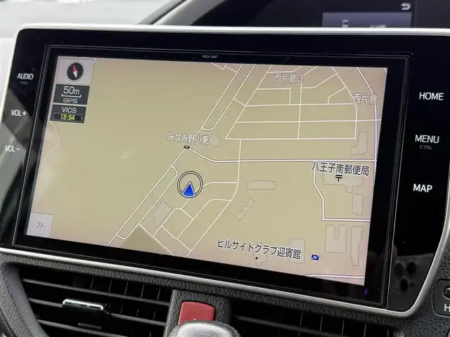 トヨタ ヴォクシー ZS 煌Ⅱ 奈良県 2019(平31)年 4.3万km ブラック 7人乗り/モデリスタ(フロントスポイラー)/TOYOTAセーフティセンス/・プリクラッシュセーフティ/(歩行者[昼]検知機能付衝突回避支援タイプ//レーザーレーダー＋単眼カメラ方式)/・レーンディパーチャアラート/・オートマチックハイビーム/先行車発進お知らせ機能/パーキングサポートブレーキ(前後方静止物)/純正１０型ナビ　型式：NSZN-Z68T/【フルセグTV、DVD再生可、BT対応】/ステアリングスイッチ/フロント、バックカメラ/純正フリップダウンリヤモニター/純正ドライブレコーダー/ビルトインETC2.0/クルーズコントロール/両側パワースライドドア/アイドリングストップ/横滑り防止装置/電動格納ミラー/純正フロアマット/オートライト/LEDヘッドライト/LEDフォグ/純正17インチアルミホイール