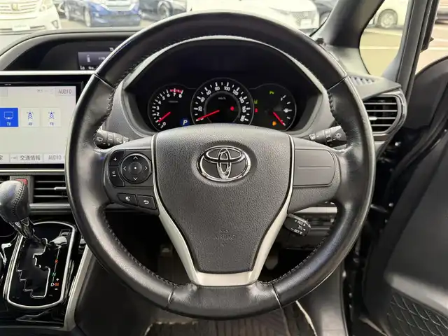 トヨタ ヴォクシー ZS 煌Ⅱ 奈良県 2019(平31)年 4.3万km ブラック 7人乗り/モデリスタ(フロントスポイラー)/TOYOTAセーフティセンス/・プリクラッシュセーフティ/(歩行者[昼]検知機能付衝突回避支援タイプ//レーザーレーダー＋単眼カメラ方式)/・レーンディパーチャアラート/・オートマチックハイビーム/先行車発進お知らせ機能/パーキングサポートブレーキ(前後方静止物)/純正１０型ナビ　型式：NSZN-Z68T/【フルセグTV、DVD再生可、BT対応】/ステアリングスイッチ/フロント、バックカメラ/純正フリップダウンリヤモニター/純正ドライブレコーダー/ビルトインETC2.0/クルーズコントロール/両側パワースライドドア/アイドリングストップ/横滑り防止装置/電動格納ミラー/純正フロアマット/オートライト/LEDヘッドライト/LEDフォグ/純正17インチアルミホイール