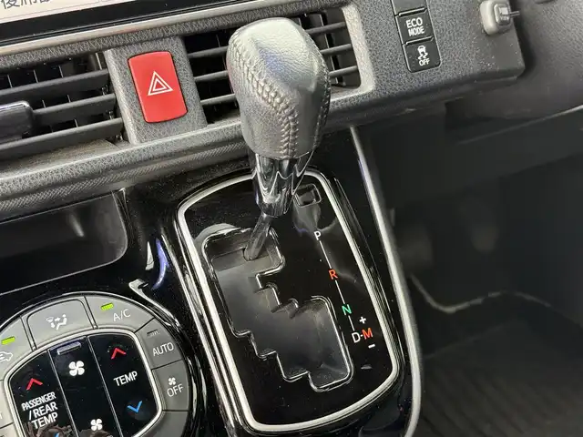 トヨタ ヴォクシー ZS 煌Ⅱ 奈良県 2019(平31)年 4.3万km ブラック 7人乗り/モデリスタ(フロントスポイラー)/TOYOTAセーフティセンス/・プリクラッシュセーフティ/(歩行者[昼]検知機能付衝突回避支援タイプ//レーザーレーダー＋単眼カメラ方式)/・レーンディパーチャアラート/・オートマチックハイビーム/先行車発進お知らせ機能/パーキングサポートブレーキ(前後方静止物)/純正１０型ナビ　型式：NSZN-Z68T/【フルセグTV、DVD再生可、BT対応】/ステアリングスイッチ/フロント、バックカメラ/純正フリップダウンリヤモニター/純正ドライブレコーダー/ビルトインETC2.0/クルーズコントロール/両側パワースライドドア/アイドリングストップ/横滑り防止装置/電動格納ミラー/純正フロアマット/オートライト/LEDヘッドライト/LEDフォグ/純正17インチアルミホイール