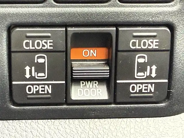 トヨタ ヴォクシー ZS 煌Ⅱ 奈良県 2019(平31)年 4.3万km ブラック 7人乗り/モデリスタ(フロントスポイラー)/TOYOTAセーフティセンス/・プリクラッシュセーフティ/(歩行者[昼]検知機能付衝突回避支援タイプ//レーザーレーダー＋単眼カメラ方式)/・レーンディパーチャアラート/・オートマチックハイビーム/先行車発進お知らせ機能/パーキングサポートブレーキ(前後方静止物)/純正１０型ナビ　型式：NSZN-Z68T/【フルセグTV、DVD再生可、BT対応】/ステアリングスイッチ/フロント、バックカメラ/純正フリップダウンリヤモニター/純正ドライブレコーダー/ビルトインETC2.0/クルーズコントロール/両側パワースライドドア/アイドリングストップ/横滑り防止装置/電動格納ミラー/純正フロアマット/オートライト/LEDヘッドライト/LEDフォグ/純正17インチアルミホイール