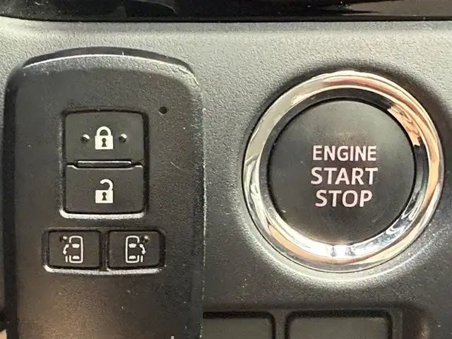 トヨタ ヴォクシー ZS 煌Ⅱ 奈良県 2019(平31)年 4.3万km ブラック 7人乗り/モデリスタ(フロントスポイラー)/TOYOTAセーフティセンス/・プリクラッシュセーフティ/(歩行者[昼]検知機能付衝突回避支援タイプ//レーザーレーダー＋単眼カメラ方式)/・レーンディパーチャアラート/・オートマチックハイビーム/先行車発進お知らせ機能/パーキングサポートブレーキ(前後方静止物)/純正１０型ナビ　型式：NSZN-Z68T/【フルセグTV、DVD再生可、BT対応】/ステアリングスイッチ/フロント、バックカメラ/純正フリップダウンリヤモニター/純正ドライブレコーダー/ビルトインETC2.0/クルーズコントロール/両側パワースライドドア/アイドリングストップ/横滑り防止装置/電動格納ミラー/純正フロアマット/オートライト/LEDヘッドライト/LEDフォグ/純正17インチアルミホイール