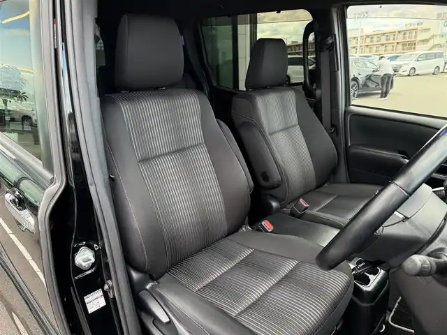 トヨタ ヴォクシー ZS 煌Ⅱ 奈良県 2019(平31)年 4.3万km ブラック 7人乗り/モデリスタ(フロントスポイラー)/TOYOTAセーフティセンス/・プリクラッシュセーフティ/(歩行者[昼]検知機能付衝突回避支援タイプ//レーザーレーダー＋単眼カメラ方式)/・レーンディパーチャアラート/・オートマチックハイビーム/先行車発進お知らせ機能/パーキングサポートブレーキ(前後方静止物)/純正１０型ナビ　型式：NSZN-Z68T/【フルセグTV、DVD再生可、BT対応】/ステアリングスイッチ/フロント、バックカメラ/純正フリップダウンリヤモニター/純正ドライブレコーダー/ビルトインETC2.0/クルーズコントロール/両側パワースライドドア/アイドリングストップ/横滑り防止装置/電動格納ミラー/純正フロアマット/オートライト/LEDヘッドライト/LEDフォグ/純正17インチアルミホイール