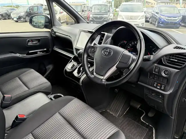 トヨタ ヴォクシー ZS 煌Ⅱ 奈良県 2019(平31)年 4.3万km ブラック 7人乗り/モデリスタ(フロントスポイラー)/TOYOTAセーフティセンス/・プリクラッシュセーフティ/(歩行者[昼]検知機能付衝突回避支援タイプ//レーザーレーダー＋単眼カメラ方式)/・レーンディパーチャアラート/・オートマチックハイビーム/先行車発進お知らせ機能/パーキングサポートブレーキ(前後方静止物)/純正１０型ナビ　型式：NSZN-Z68T/【フルセグTV、DVD再生可、BT対応】/ステアリングスイッチ/フロント、バックカメラ/純正フリップダウンリヤモニター/純正ドライブレコーダー/ビルトインETC2.0/クルーズコントロール/両側パワースライドドア/アイドリングストップ/横滑り防止装置/電動格納ミラー/純正フロアマット/オートライト/LEDヘッドライト/LEDフォグ/純正17インチアルミホイール