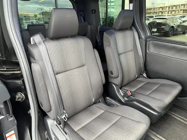 トヨタ ヴォクシー ZS 煌Ⅱ 奈良県 2019(平31)年 4.3万km ブラック 7人乗り/モデリスタ(フロントスポイラー)/TOYOTAセーフティセンス/・プリクラッシュセーフティ/(歩行者[昼]検知機能付衝突回避支援タイプ//レーザーレーダー＋単眼カメラ方式)/・レーンディパーチャアラート/・オートマチックハイビーム/先行車発進お知らせ機能/パーキングサポートブレーキ(前後方静止物)/純正１０型ナビ　型式：NSZN-Z68T/【フルセグTV、DVD再生可、BT対応】/ステアリングスイッチ/フロント、バックカメラ/純正フリップダウンリヤモニター/純正ドライブレコーダー/ビルトインETC2.0/クルーズコントロール/両側パワースライドドア/アイドリングストップ/横滑り防止装置/電動格納ミラー/純正フロアマット/オートライト/LEDヘッドライト/LEDフォグ/純正17インチアルミホイール