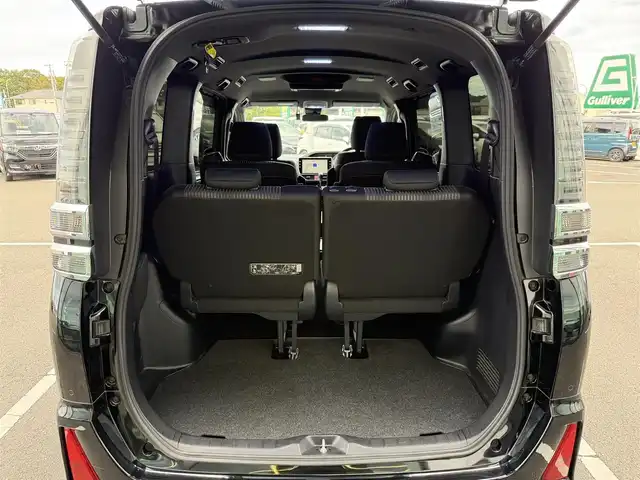 トヨタ ヴォクシー ZS 煌Ⅱ 奈良県 2019(平31)年 4.3万km ブラック 7人乗り/モデリスタ(フロントスポイラー)/TOYOTAセーフティセンス/・プリクラッシュセーフティ/(歩行者[昼]検知機能付衝突回避支援タイプ//レーザーレーダー＋単眼カメラ方式)/・レーンディパーチャアラート/・オートマチックハイビーム/先行車発進お知らせ機能/パーキングサポートブレーキ(前後方静止物)/純正１０型ナビ　型式：NSZN-Z68T/【フルセグTV、DVD再生可、BT対応】/ステアリングスイッチ/フロント、バックカメラ/純正フリップダウンリヤモニター/純正ドライブレコーダー/ビルトインETC2.0/クルーズコントロール/両側パワースライドドア/アイドリングストップ/横滑り防止装置/電動格納ミラー/純正フロアマット/オートライト/LEDヘッドライト/LEDフォグ/純正17インチアルミホイール