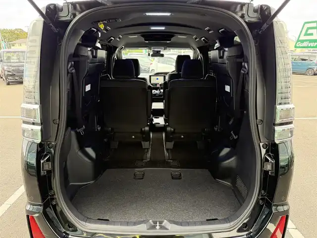 トヨタ ヴォクシー ZS 煌Ⅱ 奈良県 2019(平31)年 4.3万km ブラック 7人乗り/モデリスタ(フロントスポイラー)/TOYOTAセーフティセンス/・プリクラッシュセーフティ/(歩行者[昼]検知機能付衝突回避支援タイプ//レーザーレーダー＋単眼カメラ方式)/・レーンディパーチャアラート/・オートマチックハイビーム/先行車発進お知らせ機能/パーキングサポートブレーキ(前後方静止物)/純正１０型ナビ　型式：NSZN-Z68T/【フルセグTV、DVD再生可、BT対応】/ステアリングスイッチ/フロント、バックカメラ/純正フリップダウンリヤモニター/純正ドライブレコーダー/ビルトインETC2.0/クルーズコントロール/両側パワースライドドア/アイドリングストップ/横滑り防止装置/電動格納ミラー/純正フロアマット/オートライト/LEDヘッドライト/LEDフォグ/純正17インチアルミホイール