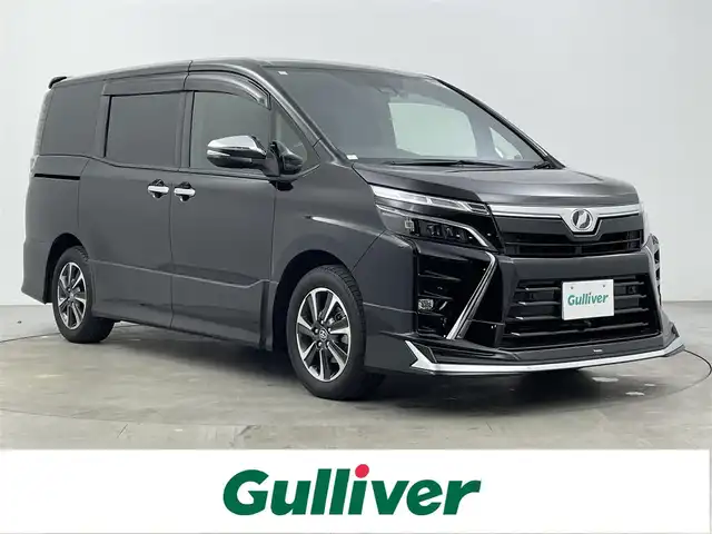 トヨタ ヴォクシー ZS 煌Ⅱ 奈良県 2019(平31)年 4.3万km ブラック 7人乗り/モデリスタ(フロントスポイラー)/TOYOTAセーフティセンス/・プリクラッシュセーフティ/(歩行者[昼]検知機能付衝突回避支援タイプ//レーザーレーダー＋単眼カメラ方式)/・レーンディパーチャアラート/・オートマチックハイビーム/先行車発進お知らせ機能/パーキングサポートブレーキ(前後方静止物)/純正１０型ナビ　型式：NSZN-Z68T/【フルセグTV、DVD再生可、BT対応】/ステアリングスイッチ/フロント、バックカメラ/純正フリップダウンリヤモニター/純正ドライブレコーダー/ビルトインETC2.0/クルーズコントロール/両側パワースライドドア/アイドリングストップ/横滑り防止装置/電動格納ミラー/純正フロアマット/オートライト/LEDヘッドライト/LEDフォグ/純正17インチアルミホイール