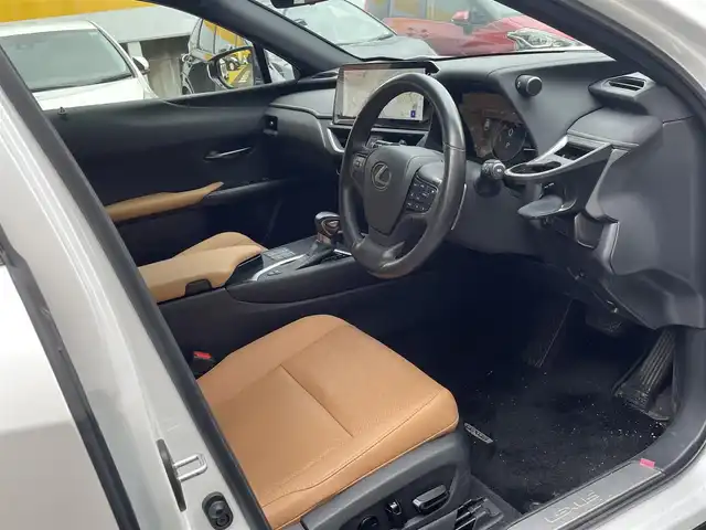 レクサス ＵＸ 250h バージョンL 静岡県 2023(令5)年 2.3万km ソニッククォーツ ワンオーナー/サンルーフ/純正ナビ/フルセグTV/BT/USB/マークレビンソン/全方位カメラ/茶革シート/前席シートヒーター/エアシート/前席パワーシート/運転席シートメモリー/ステアリングヒーター/パワーバックドア/ビルトインETC2.0/TVキャンセラー/前後ドライブレコーダー/プリクラッシュセーフティ/レーンキープアシスト/レーダークルーズコントロール/クリアランスソナー/ブラインドスポットモニター/ヘッドアップディスプレイ/バックフォグ/スマートキー×2/カードキー/保証書/取扱説明書/ナビ取扱説明書/R6/R7点検記録簿有