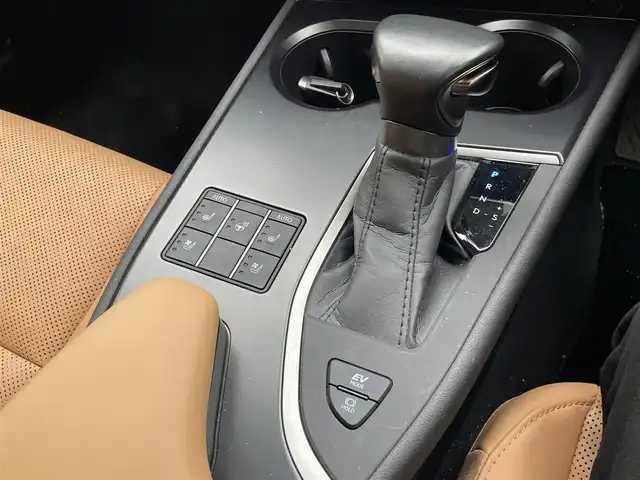 レクサス ＵＸ 250h バージョンL 静岡県 2023(令5)年 2.3万km ソニッククォーツ ワンオーナー/サンルーフ/純正ナビ/フルセグTV/BT/USB/マークレビンソン/全方位カメラ/茶革シート/前席シートヒーター/エアシート/前席パワーシート/運転席シートメモリー/ステアリングヒーター/パワーバックドア/ビルトインETC2.0/TVキャンセラー/前後ドライブレコーダー/プリクラッシュセーフティ/レーンキープアシスト/レーダークルーズコントロール/クリアランスソナー/ブラインドスポットモニター/ヘッドアップディスプレイ/バックフォグ/スマートキー×2/カードキー/保証書/取扱説明書/ナビ取扱説明書/R6/R7点検記録簿有