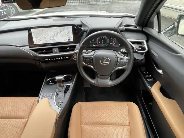 レクサス ＵＸ 250h バージョンL 静岡県 2023(令5)年 2.3万km ソニッククォーツ ワンオーナー/サンルーフ/純正ナビ/フルセグTV/BT/USB/マークレビンソン/全方位カメラ/茶革シート/前席シートヒーター/エアシート/前席パワーシート/運転席シートメモリー/ステアリングヒーター/パワーバックドア/ビルトインETC2.0/TVキャンセラー/前後ドライブレコーダー/プリクラッシュセーフティ/レーンキープアシスト/レーダークルーズコントロール/クリアランスソナー/ブラインドスポットモニター/ヘッドアップディスプレイ/バックフォグ/スマートキー×2/カードキー/保証書/取扱説明書/ナビ取扱説明書/R6/R7点検記録簿有